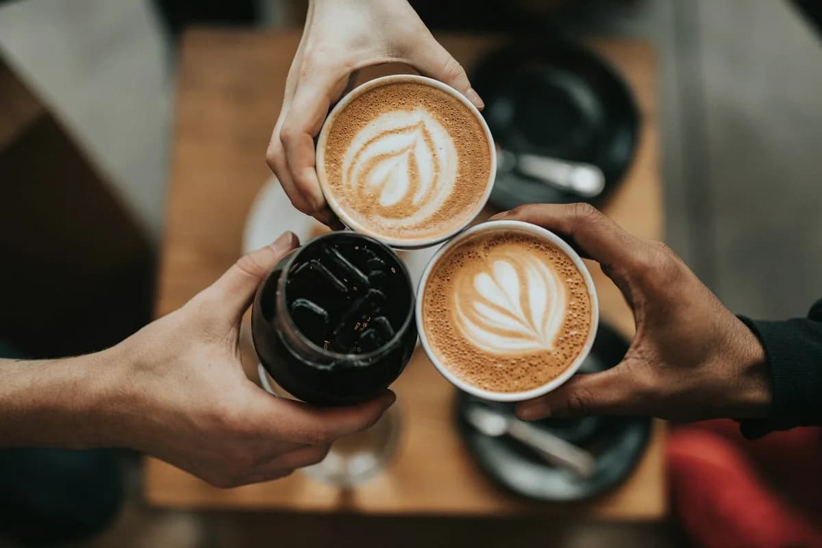 Barista Cafeice menuangkan latte art dengan penuh perhatian dan presisi