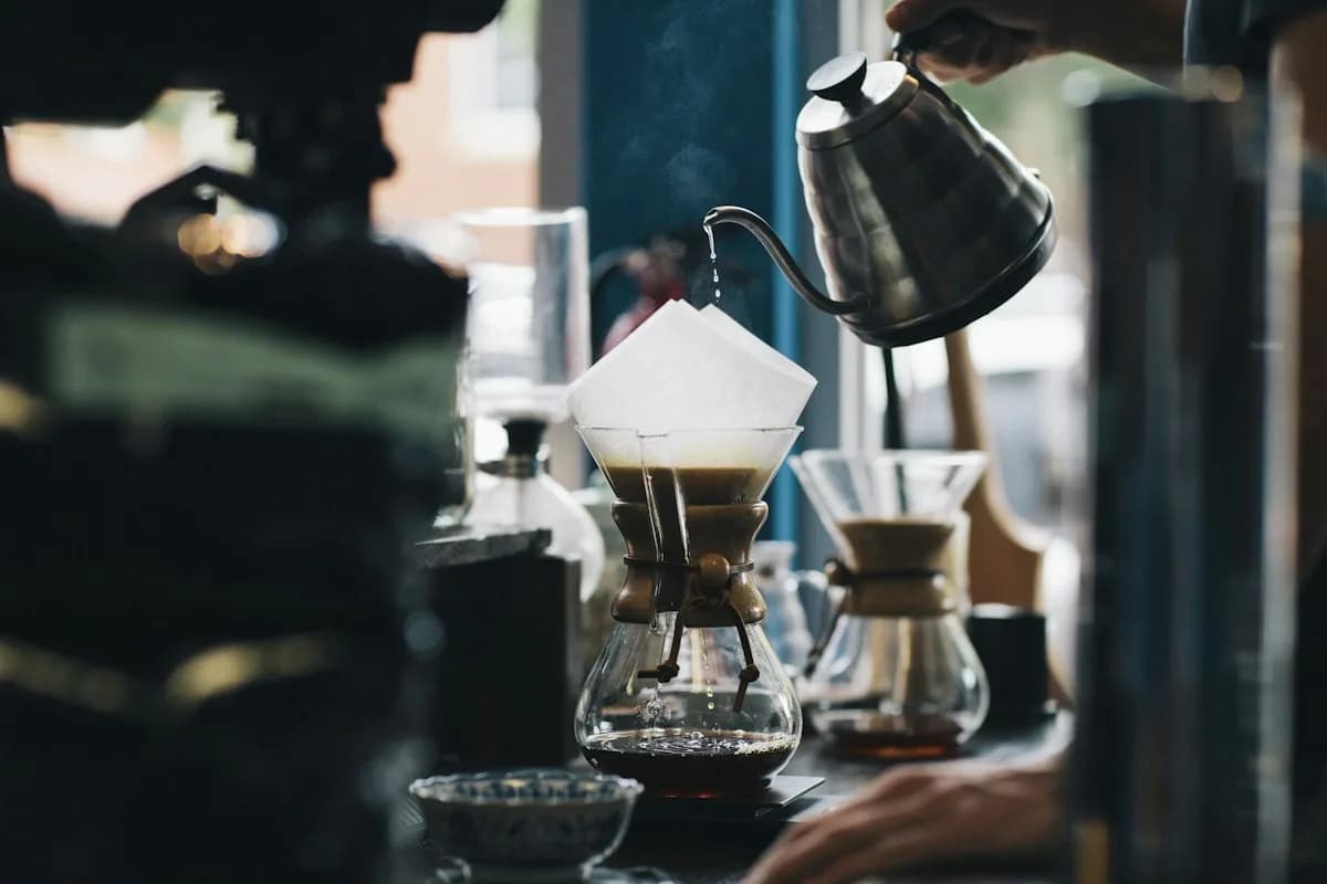 Interior Cafeice dengan pencahayaan alami dan aksen kayu hangat