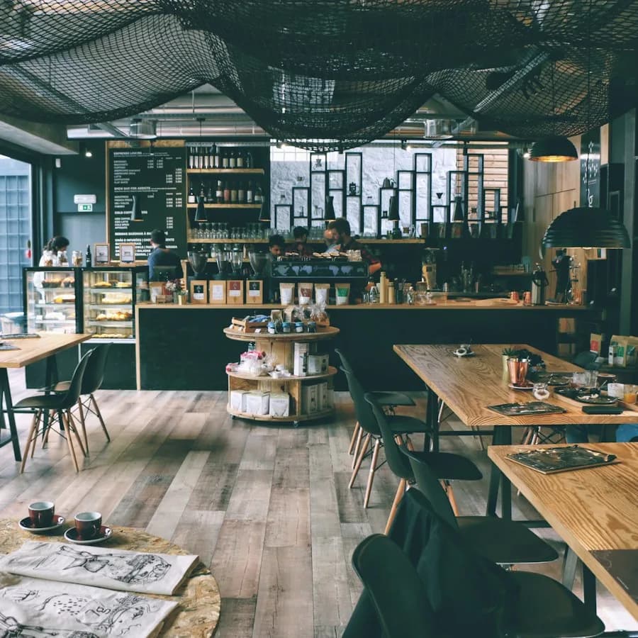 Barista Cafeice sedang meracik espresso di mesin kopi profesional