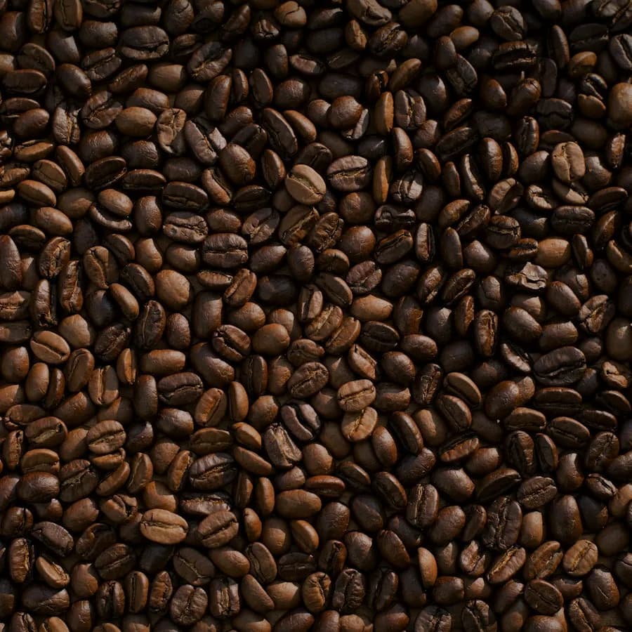 Secangkir kopi di atas meja kayu di samping buku catatan yang terbuka