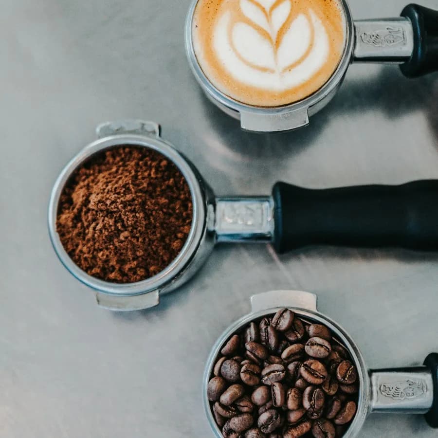 Portafilter dengan bubuk kopi segar di atas timbangan digital