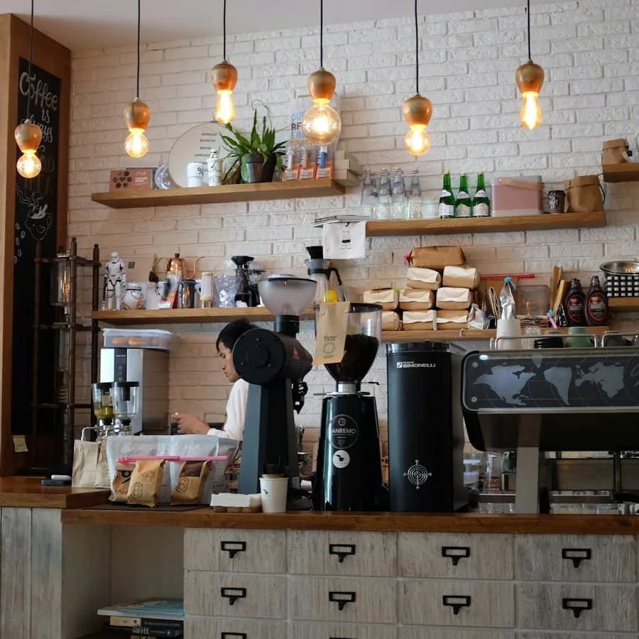 Cahaya matahari pagi menyinari meja kopi di sudut jendela