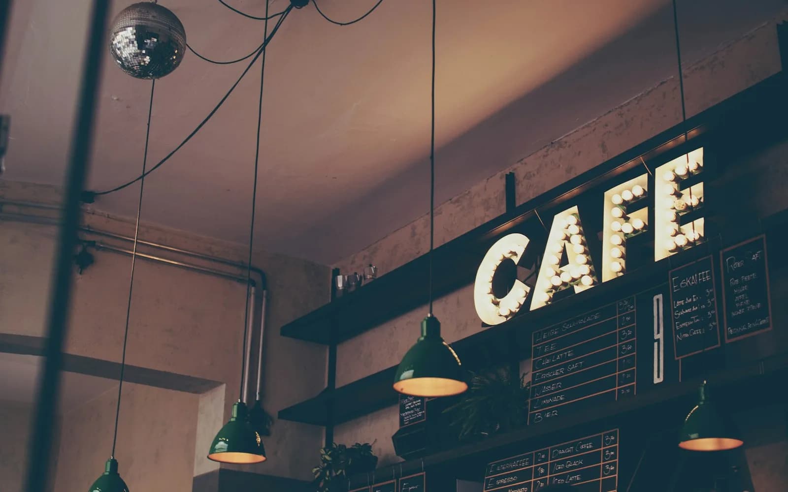 Suasana meja barista dan secangkir kopi hangat di Cafeice